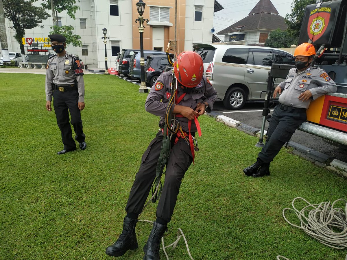 peningkatan kemampuan personil tentang Singel rope technique Unit Pammat Subdit Gasum Dit Samapta dihalaman Mako <a href="/PoldaJogja/">Polda D.I. Yogyakarta</a>