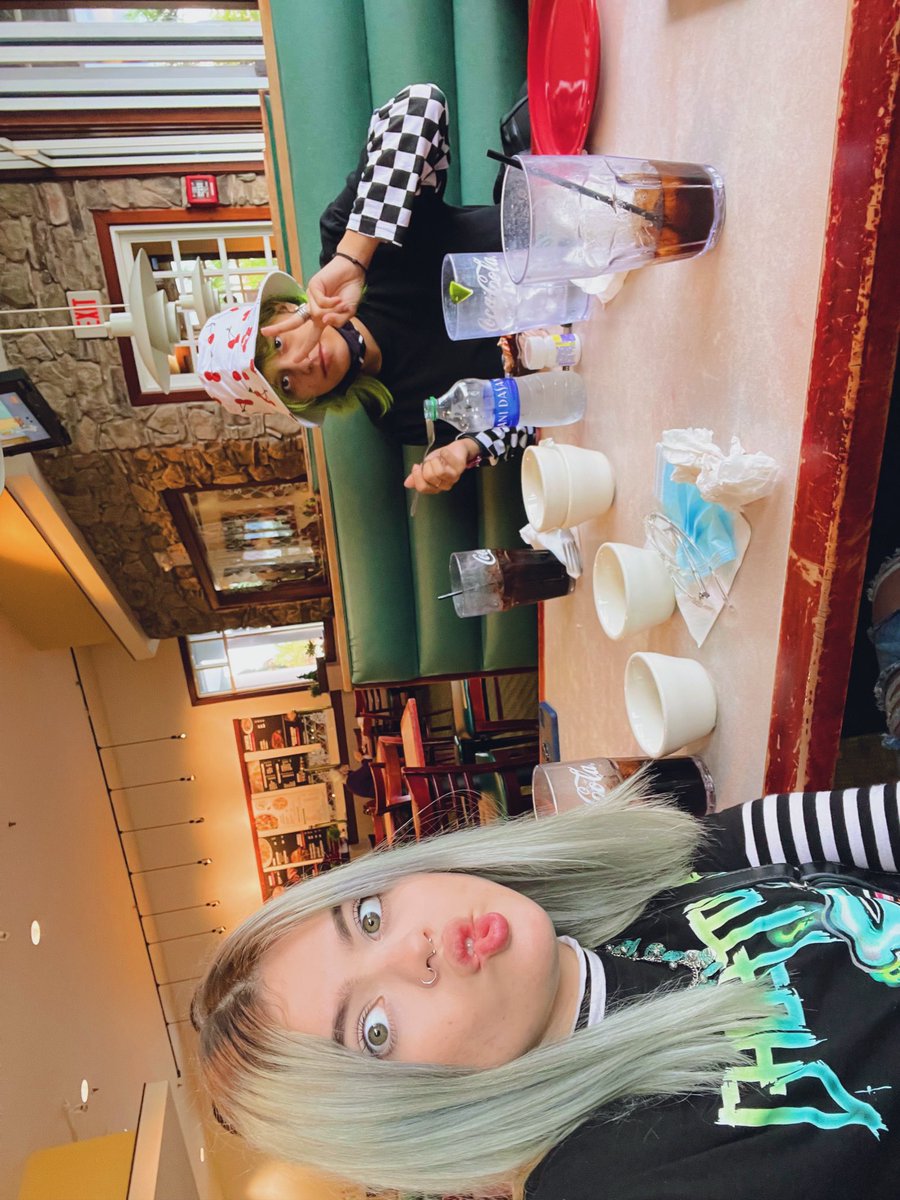 _elenaasofiaa's tweet photo. PhotoDrop de hoy 💙💚💗 #SpicyPickle #MojitoYpepas #LatasEnSalchicha #Patal #HBDale #GraxJan #Teteo #AtrapadasJC https://t.co/XLXg8sQQqZ