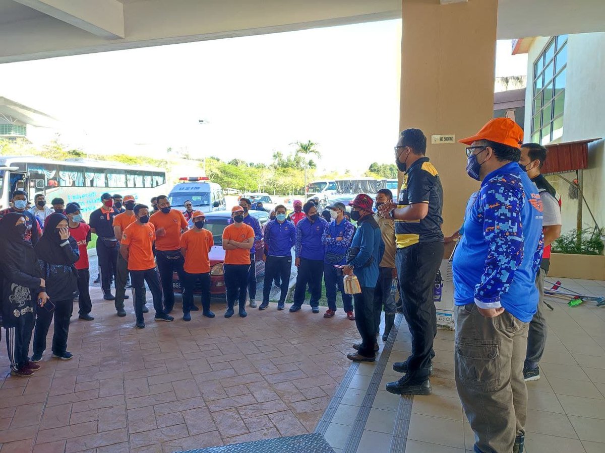 Sukarelawan USIM bersiap sedia untuk ke lokasi yang dikenalpasti bagi membantu warga USIM yang terkesan bencana banjir.

Persiapan barang-barang pembersihan dan sumbangan makanan serta keperluan asas untuk dibawa ke lokasi banjir.

#USIMPrihatin
#USIM