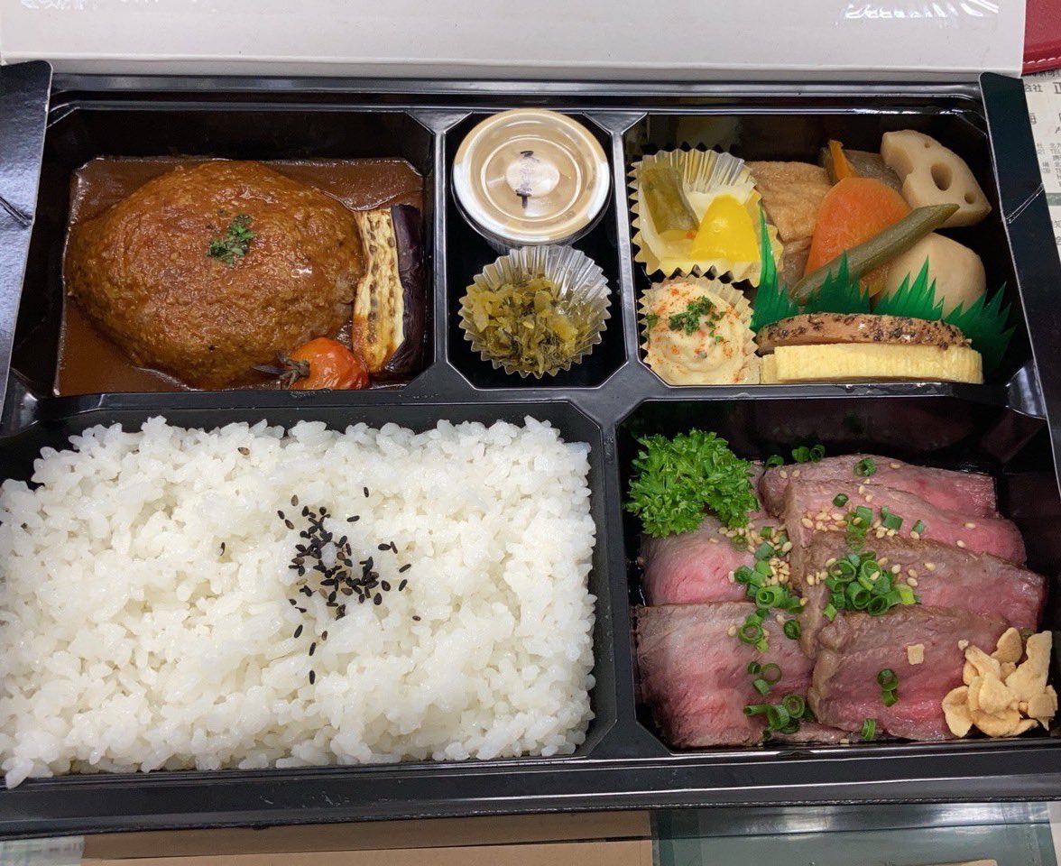 fmf_sm's tweet photo. お昼のお弁当◡̈*

デミグラスハンバーグ
ローストビーフ
煮物

どれも美味しくて大満足でした♡ https://t.co/dqq6FLwS72