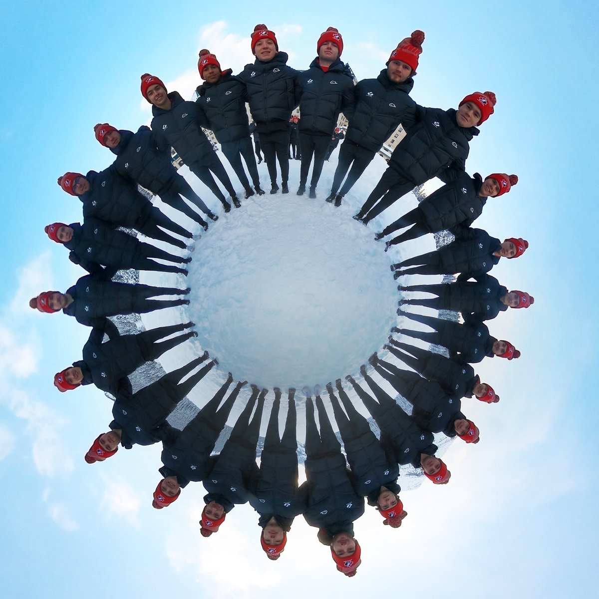 HockeyCanada's tweet photo. Thank you, Banff. You've been a 𝒷𝑒𝒶𝓊𝓉𝒾𝒻𝓊𝓁 host. ❄️

#WorldJuniors | #OurGameIsBack https://t.co/uTCTWfy9st