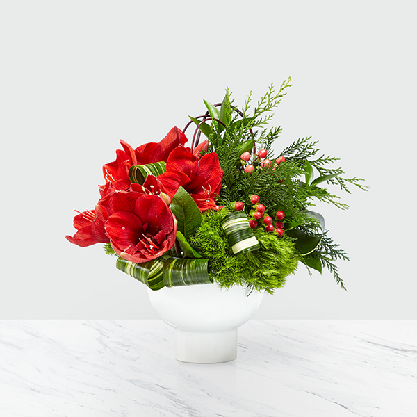 OpenBlooms's tweet photo. Share Christmas traditions, while creating treasured new memories. Our classic holiday arrangement is designed in the season’s signature colors, with charming berries, snowy-tipped pinecones and fragrant greenery to add a warm, rustic touch. 
#christmas #evergreen #winter https://t.co/nCOoFfzAU5