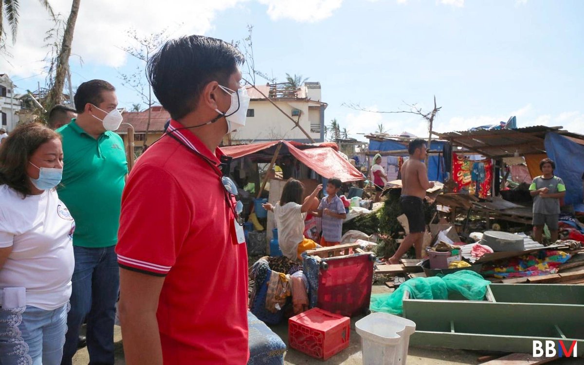 bongbongmarcos's tweet photo. Tumungo ang Uniteam namin ni Mayor Inday Sara sa mga probinsya ng Masbate, Capiz, Siargao at Negros Occidental kahapon, Disyembere 20, para personal na makapaghatid ng tulong sa mga nasalanta.

May pag-asa mula sa pagkakaisa. Sama-sama tayong babangon muli. https://t.co/EkQ5UMuEEC