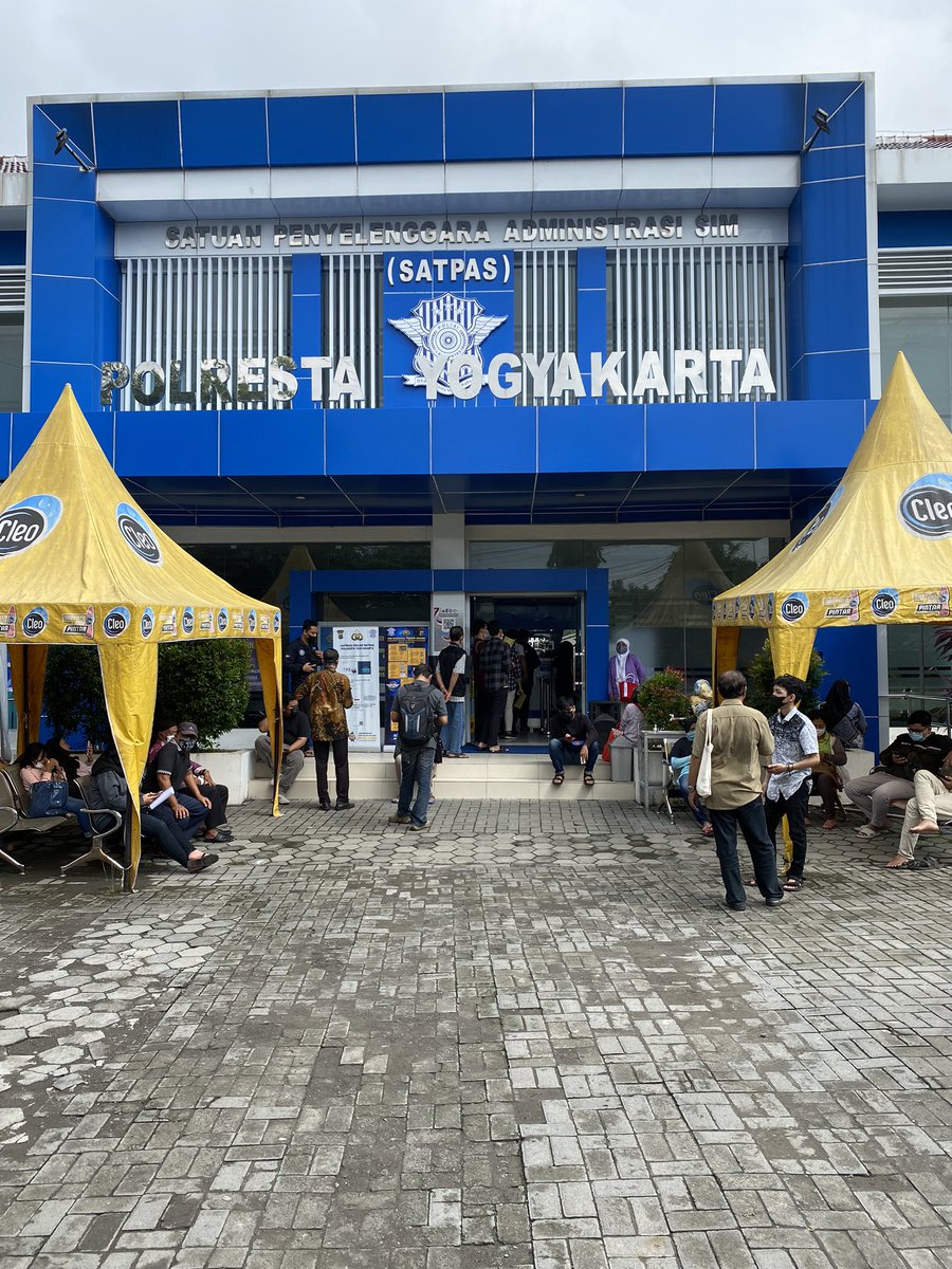 Buat yang mau ngurus perpanjangan sim offline di Polresta Jogja, ada beberapa yang bisa aku share berdasar pengalaman hari ini.
Yang mau lewat online bs skip baca threadnya ya, yg mau offline bs disimak threadnya