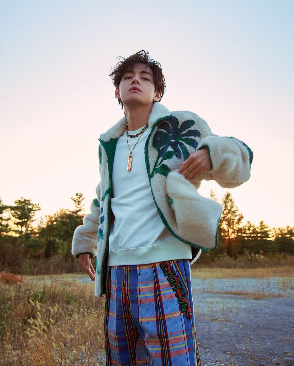 CloutNewsMedia's tweet photo. .@BTS_twt's TAEHYUNG is charming as always in newly shared pictures for @VogueKorea and @GQKOREA ❤️

#bts #BTSARMY #TAEHYUNG #V https://t.co/n1ML6QF6Lw