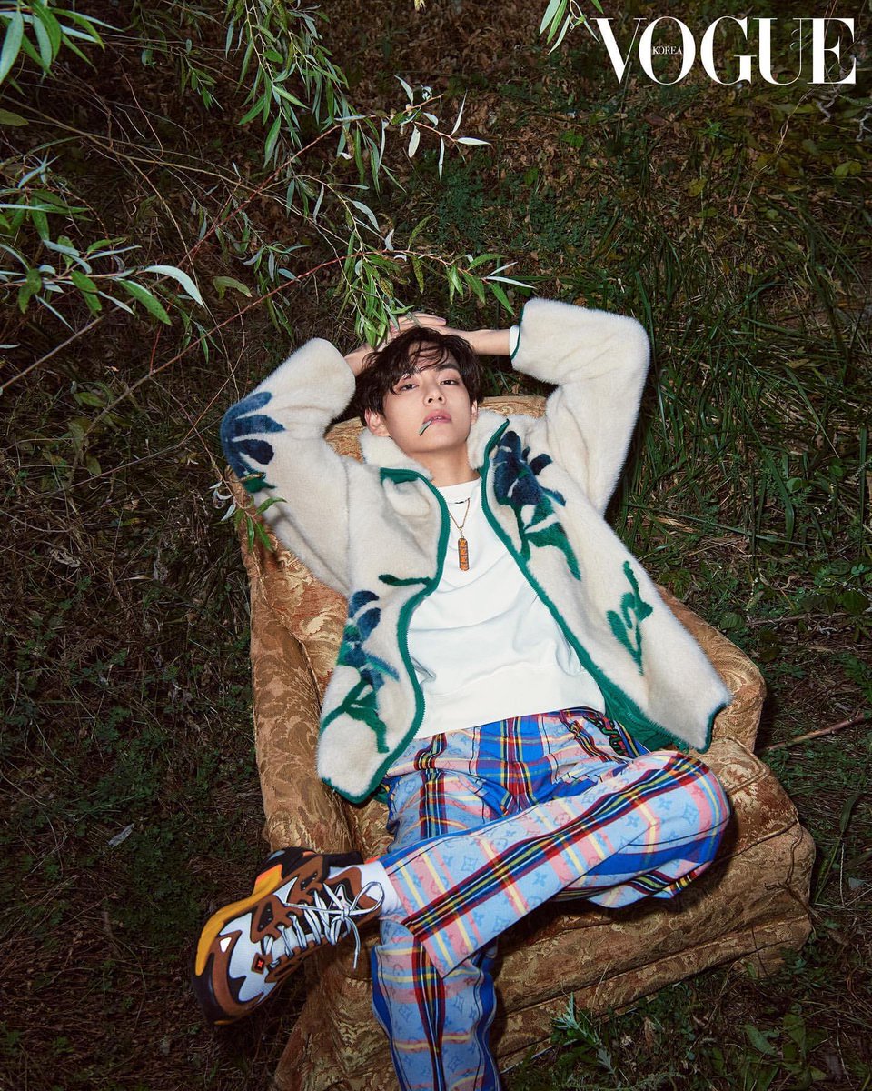 CloutNewsMedia's tweet photo. .@BTS_twt's TAEHYUNG is charming as always in newly shared pictures for @VogueKorea and @GQKOREA ❤️

#bts #BTSARMY #TAEHYUNG #V https://t.co/n1ML6QF6Lw