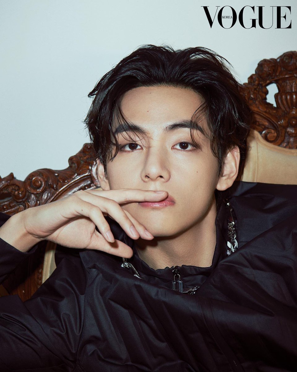CloutNewsMedia's tweet photo. .@BTS_twt's TAEHYUNG is charming as always in newly shared pictures for @VogueKorea and @GQKOREA ❤️

#bts #BTSARMY #TAEHYUNG #V https://t.co/n1ML6QF6Lw