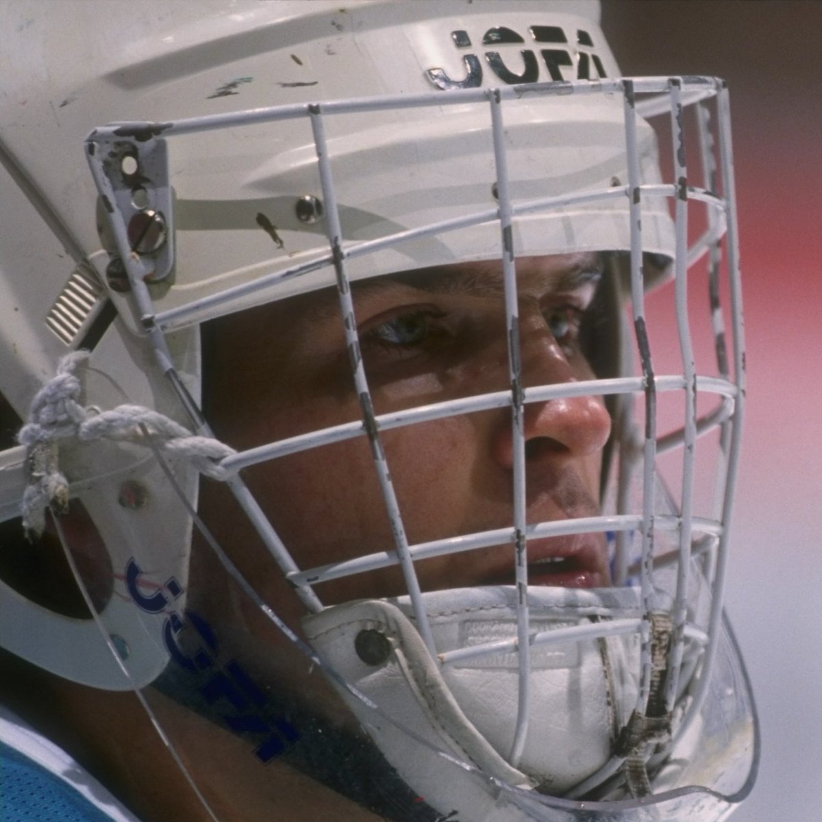 sjsharkshistory's tweet photo. For #MaskMonday, here is an up close view of #SJSharks goaltender Arturs Irbe's JOFA mask during the Sharks' game at ANA on April 17, 1995. #LikeWall
📸 Getty Images https://t.co/GPSl5ta7dy
