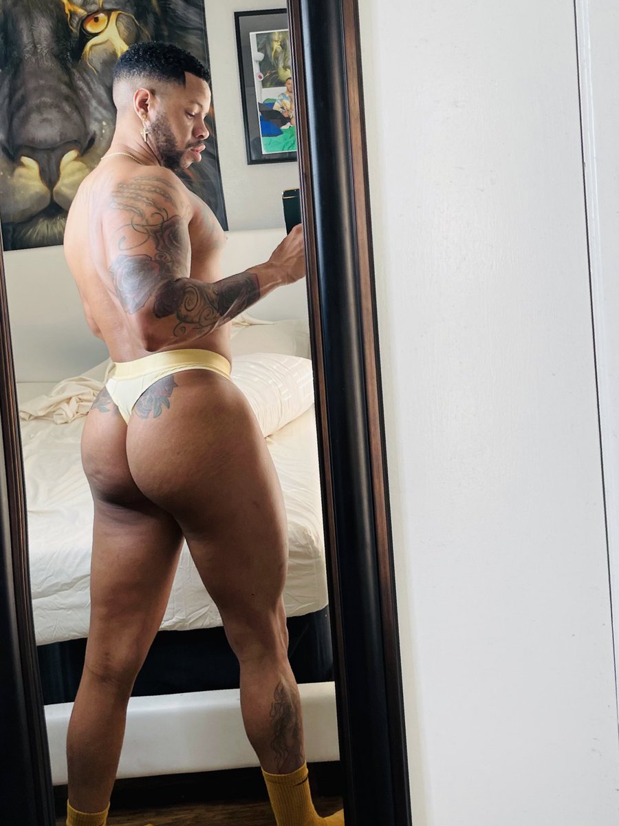 Mr_Confident_'s tweet photo. Bigger and thicker https://t.co/6EpThqfBVo