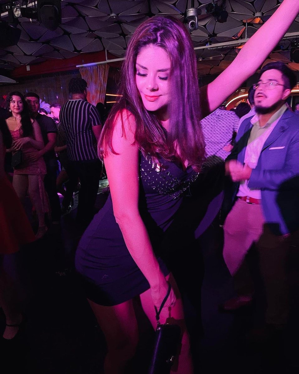 CongaRoom's tweet photo. #OnlyAtCongaRoom
REPOST • @nathalieveratv Aquí solo se para si llama mi mamá https://t.co/uU52wfVPeN