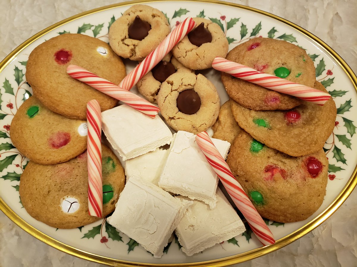 lesliepwriter's tweet photo. My modest #cookietray for 2021. https://t.co/5m9CTnqahA