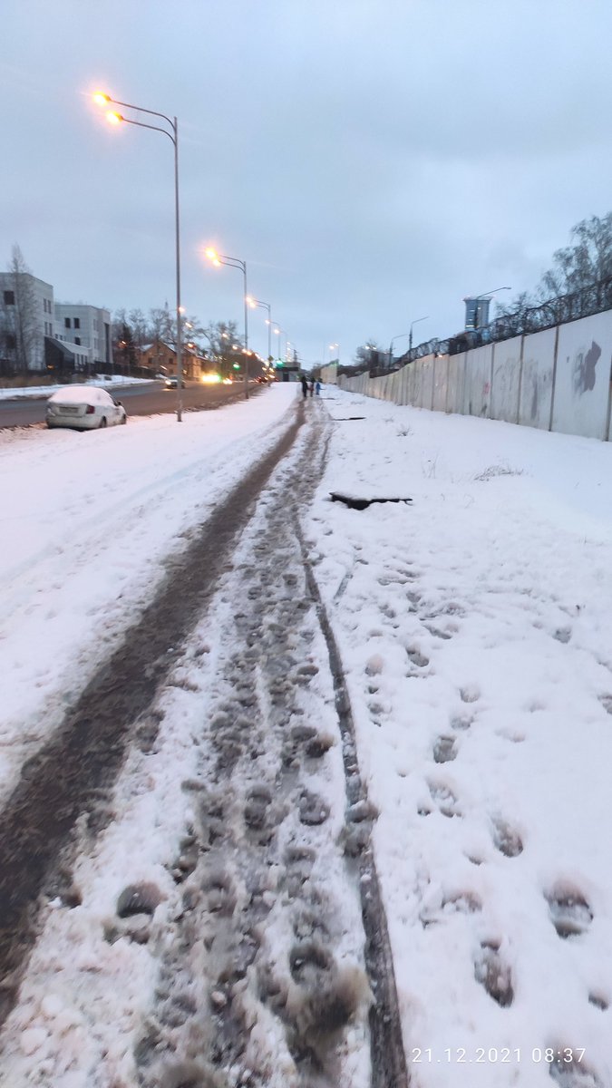 Roman01384886's tweet photo. @SamMobilePriem Пора приступать к очистке от снега тротуара по улице Луначарского от станции метро Российская до Московского шоссе https://t.co/XGwUcAJme9