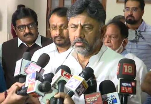 News18Kannada's tweet photo. #Breaking ಮತಾಂತರ ನಿಷೇಧ ಮಸೂದೆ ಮಂಡನೆ ವಿಚಾರ.
ರಾಜ್ಯದಲ್ಲಿ ಅಶಾಂತಿ ಮೂಡಿಸಲು ಕಾಯಿದೆ ತರ್ತಿದ್ದಾರೆ.
ಈ ಕಾಯಿದೆಯಿಂದ ರಾಜ್ಯಕ್ಕೆ ಒಂದು ಕಪ್ಪುಚುಕ್ಕೆ.
ಮಸೂದೆಗೆ ಖಡಾಖಂಡಿತ ವಿರೋಧ ಇದೆ.
ಬೆಳಗಾವಿಯಲ್ಲಿ ಕೆಪಿಸಿಸಿ ಅಧ್ಯಕ್ಷ ಡಿಕೆ ಶಿವಕುಮಾರ್ ಹೇಳಿಕೆ.
#TrustNews18Kannada #ConversionBan #DKShivakumar #Congress https://t.co/yPjAFuBKO5