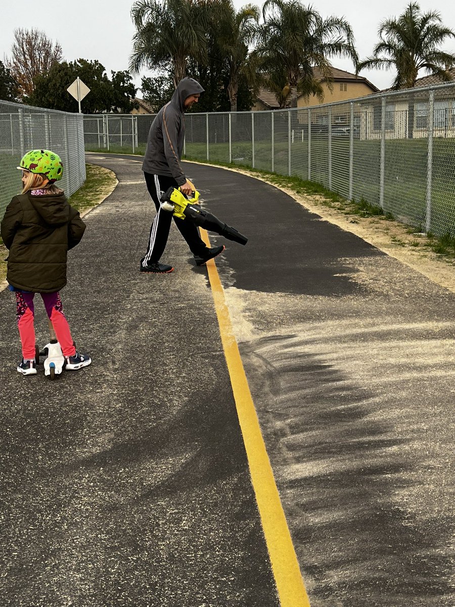 CM_LisaKaplan's tweet photo. Tonight our family cleared up the Egret Park pathway to Paso Verde School of the tiny sand / gravel that has made the walk slippery & dangerous. Never too early to teach them pride in their community & doing good b/c that’s what you should do. #Natomas #PasoVerde #EgretPark https://t.co/sAUjPNAYLX