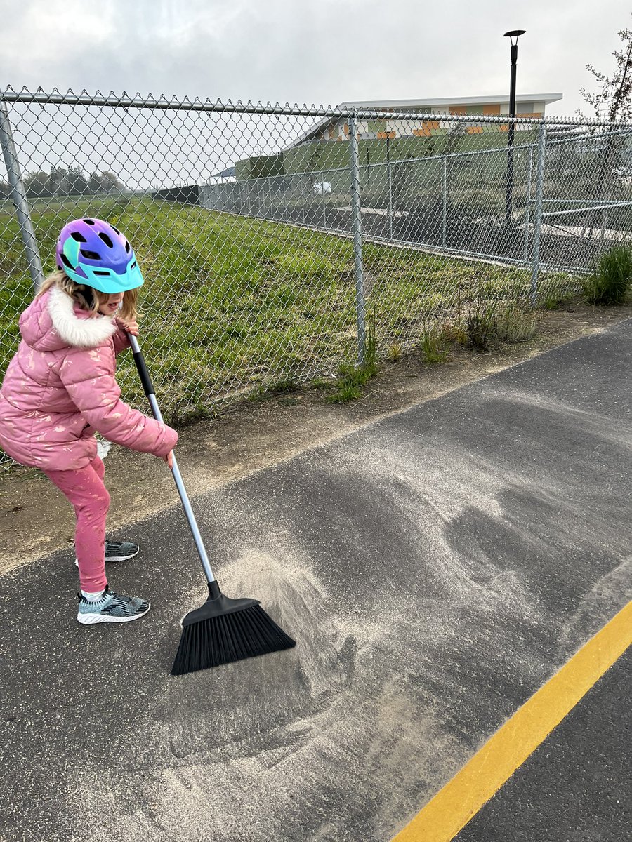 CM_LisaKaplan's tweet photo. Tonight our family cleared up the Egret Park pathway to Paso Verde School of the tiny sand / gravel that has made the walk slippery & dangerous. Never too early to teach them pride in their community & doing good b/c that’s what you should do. #Natomas #PasoVerde #EgretPark https://t.co/sAUjPNAYLX