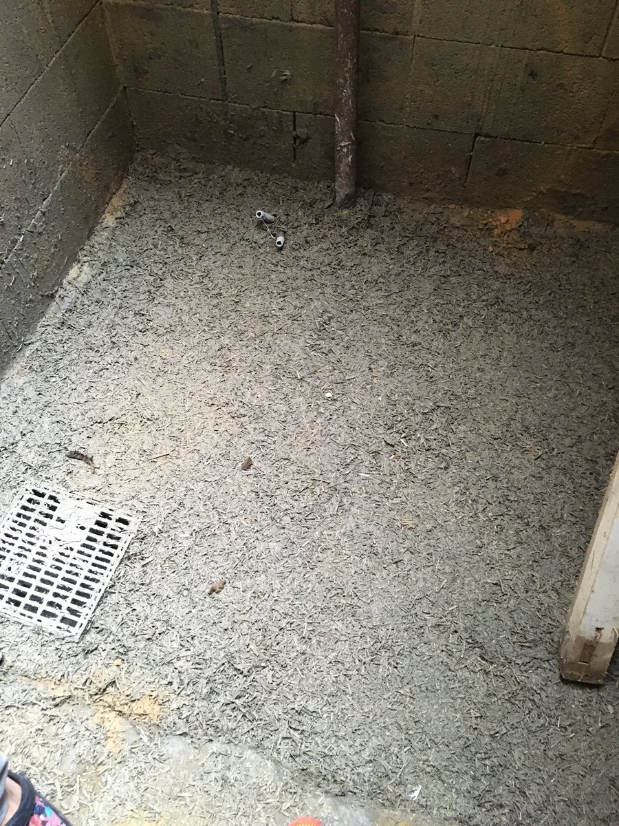 Agrochanvre's tweet photo. @Agrochanvre @chauxchanvre #chantier #bayeux #cave réhabilitation d’une cave du XV eme centre ville dalle de chaux chanvre sur un hérisson de 30/40 isolant pour pavée en pierre naturelle : séchage ! Isolation extérieure également évitant toute infiltration à venir ! https://t.co/YTDpomt3Q4