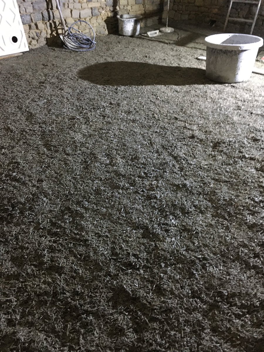Agrochanvre's tweet photo. @Agrochanvre @chauxchanvre #chantier #bayeux #cave réhabilitation d’une cave du XV eme centre ville dalle de chaux chanvre sur un hérisson de 30/40 isolant pour pavée en pierre naturelle : séchage ! Isolation extérieure également évitant toute infiltration à venir ! https://t.co/YTDpomt3Q4