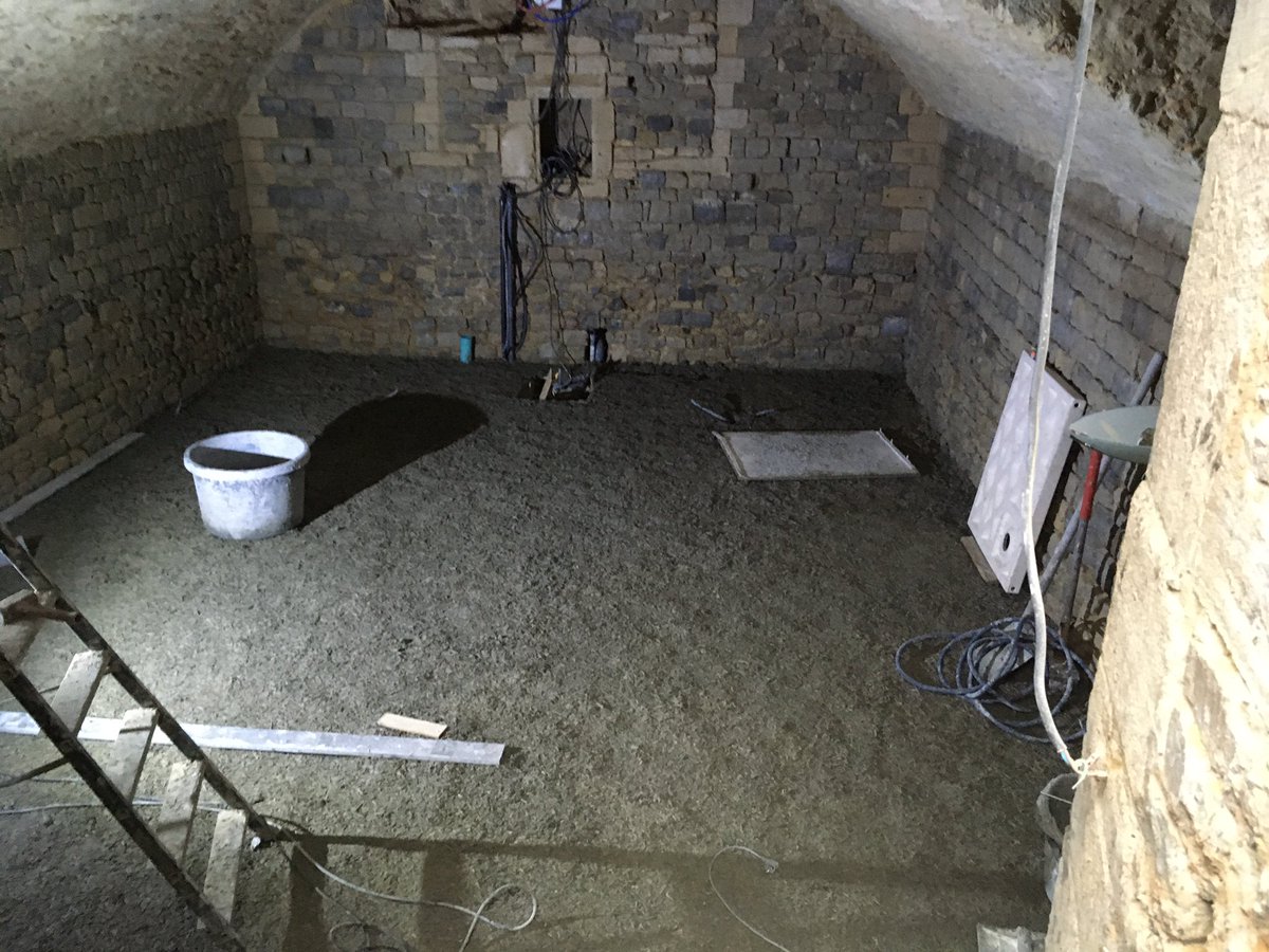 Agrochanvre's tweet photo. @Agrochanvre @chauxchanvre #chantier #bayeux #cave réhabilitation d’une cave du XV eme centre ville dalle de chaux chanvre sur un hérisson de 30/40 isolant pour pavée en pierre naturelle : séchage ! Isolation extérieure également évitant toute infiltration à venir ! https://t.co/YTDpomt3Q4