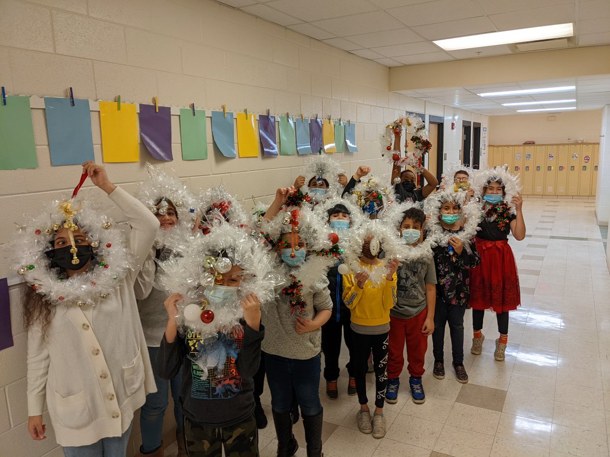 MrsRamirez315's tweet photo. Festive wreaths to make the season bright! https://t.co/MI0Oqjm1wI