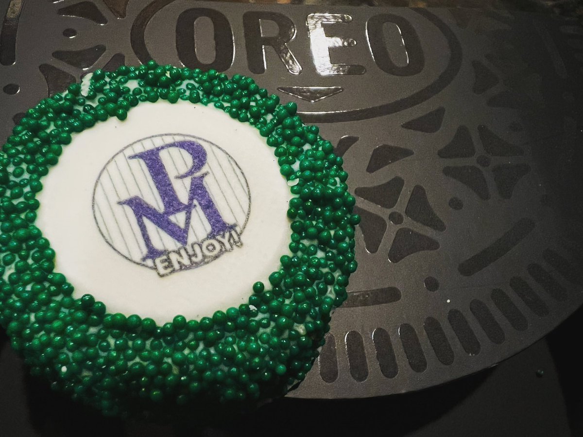 PinstripesMedia's tweet photo. It’s the holidays season!
Never forget to remember to ‘ENJOY’. #lifeisgood
#pinstripesmedia #oreo #oreoID #customized #nabisco @nabisco https://t.co/VSUwNN3Ano