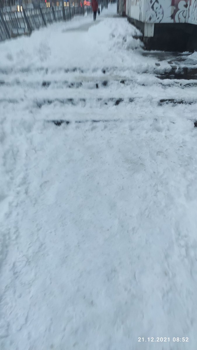 Roman01384886's tweet photo. @SamMobilePriem Пора начинать очистку от снега и наледи тротуар, пролегающий от дома Гагарина, 1 https://t.co/vTvdTw73Bo