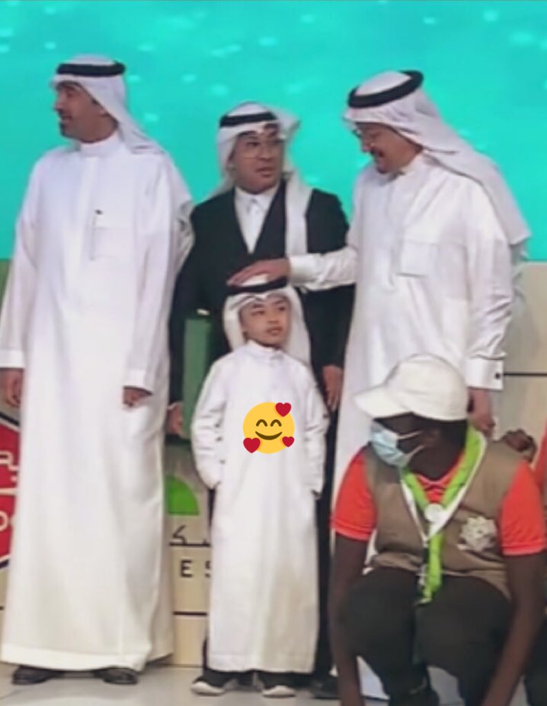 BAKRABDULSLAM's tweet photo. لم يكن وقوفي مع ابني ، ما بين أصحاب المعالي شيء عادي!

كيف توصف لنا ياطفلي ( بدر )  
عندما أصيب رأسك بقبلات وأنفاس بياض معالي #وزير_التعليم 🤗😍

تقاسيم جميلة حظينا بها أنا وأسرتي والحفل الكريم صدق وطيف مشاعر الدكتور  #حمد_ال_الشيخ 

أعانه الله و وفقه وحفظه من كل سوء🤲🏻 https://t.co/1vt420moPx