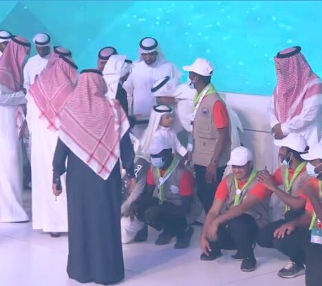BAKRABDULSLAM's tweet photo. لم يكن وقوفي مع ابني ، ما بين أصحاب المعالي شيء عادي!

كيف توصف لنا ياطفلي ( بدر )  
عندما أصيب رأسك بقبلات وأنفاس بياض معالي #وزير_التعليم 🤗😍

تقاسيم جميلة حظينا بها أنا وأسرتي والحفل الكريم صدق وطيف مشاعر الدكتور  #حمد_ال_الشيخ 

أعانه الله و وفقه وحفظه من كل سوء🤲🏻 https://t.co/1vt420moPx