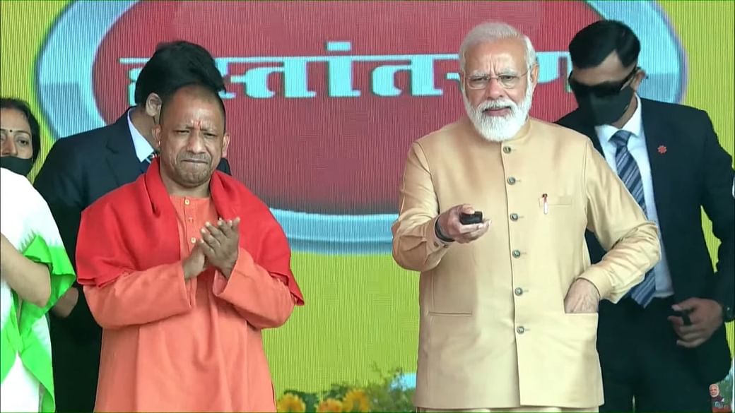 RajuBistaBJP's tweet image. 5 साल पहले यूपी की सड़कों पर माफियाराज था! हर तीसरे दिन गैंग रेप, लूट, चोरी हत्या आम बात थी, तीन तलाक से महिलाएं त्रस्त थी। योगी सरकार में आज बहन-बेटियां सुरक्षित हैं, गुंडों को उनकी सही जगह दिखाई जा रही है। #NariShaktiDeshKiShakti 
#PMModiinPrayagraj