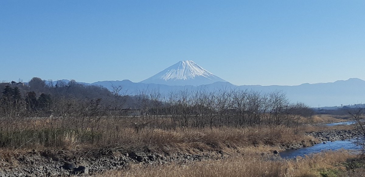 今日は韮崎市でお仕事でした💨帰宅中の韮崎市からの富士山🗻韮崎からの富士山🗻が好きなんだよねーっ💞盆地内から結構下まで見えるから感動するし形も綺麗❤4枚目は甲斐市内からの富士山🗻オレンジ色に色付