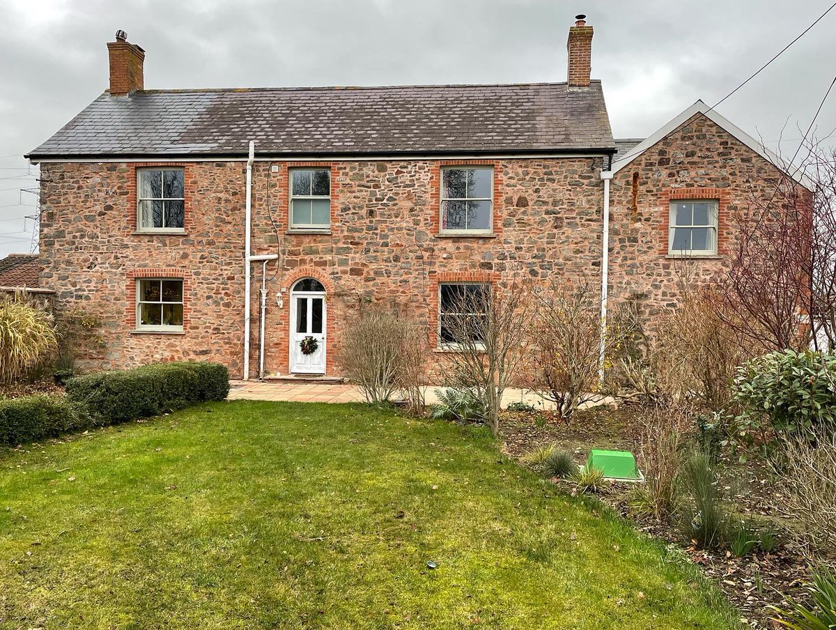 Pebble grey Ultimate Rose sash windows on this lovely farmhouse in Devon. 🌹 #TraditionRedefined

Lovely job by <a href="/LVwindowsdevon/">Love Windows Devon Ltd</a>