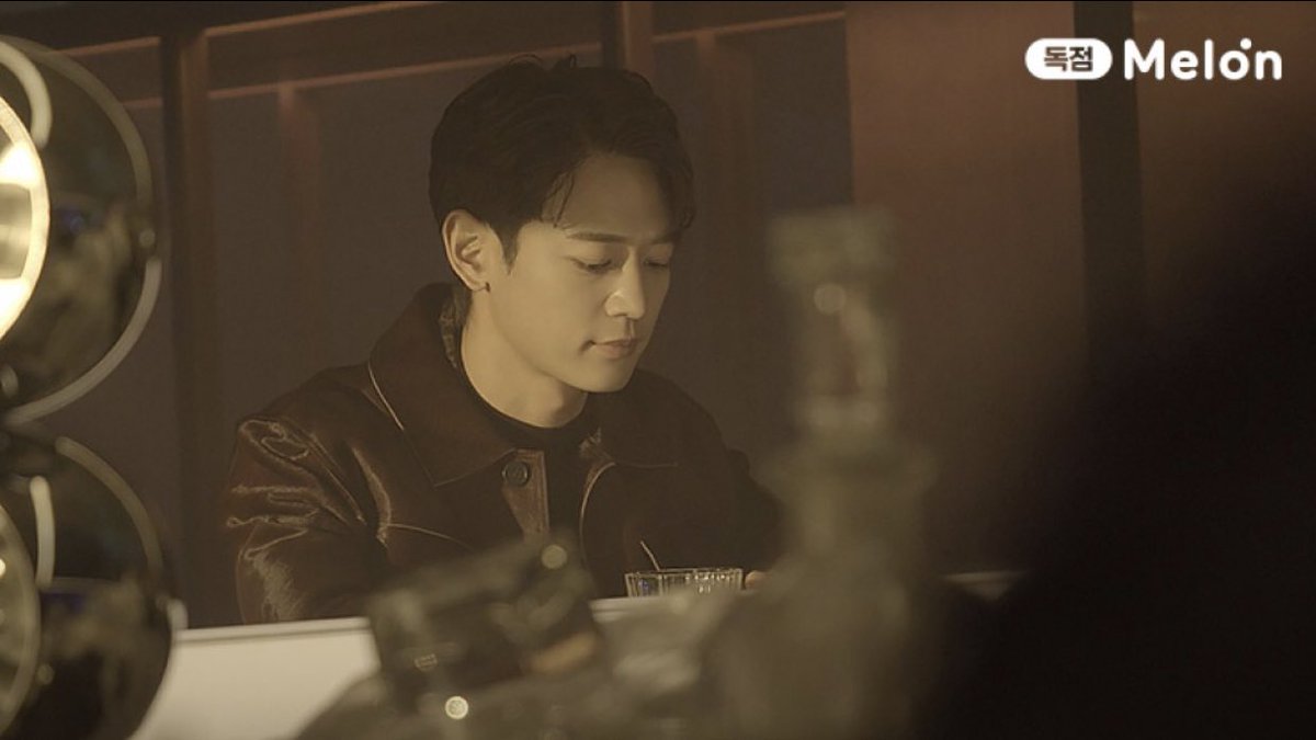 iFlamesForMinho's tweet photo. Minho's Heartbreak release
Melon has posted MV shooting set pictures on account of heartbreak release

https://t.co/YlHzxZzf6f

#심장이겨내_최민호Heartbreak
#1221_MINHO_Heartbreak #Minho #SHINee https://t.co/JTZ1Csl2hk