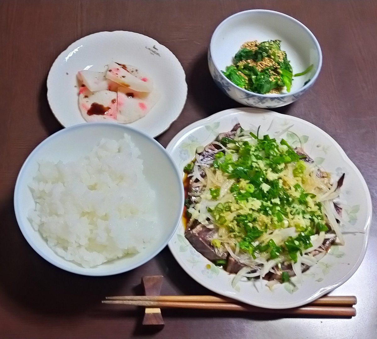 今日の夕食は鰹のたたきに菊菜のおひたしにしょうが天とご飯です！鰹のたたきが美味いΣd(ﾟдﾟ,,★)ちょっと身体が冷えますが、一気に食べてしまった😄鰹の特価が最近多いので狙ってました。安く買え