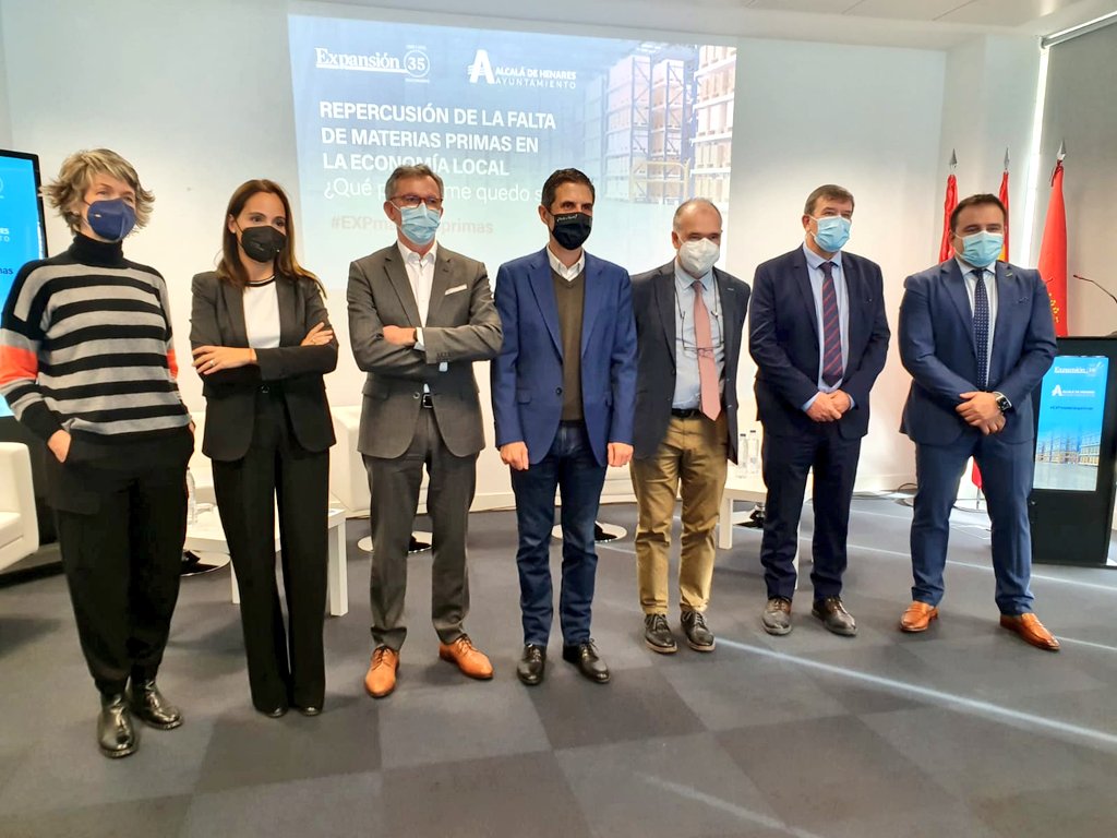 ADesarrollo's tweet photo. Comienza la mesa redonda “Repercusión de la falta de materias primas” #EXPmateriasprimas
🗣️ Con Isabel Velasco de #Europlatforms, María Tena de @AECOC_ES, @robertoaldea de @GrupoCartes, Antonio López Terrés #Reynasa y Óscar Escribano @Innovantia3
🤝Modera @I_Garay @expansioncom https://t.co/O70Zes3e1i