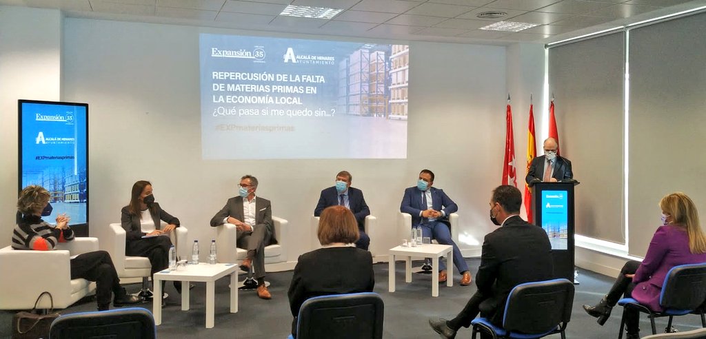 ADesarrollo's tweet photo. Comienza la mesa redonda “Repercusión de la falta de materias primas” #EXPmateriasprimas
🗣️ Con Isabel Velasco de #Europlatforms, María Tena de @AECOC_ES, @robertoaldea de @GrupoCartes, Antonio López Terrés #Reynasa y Óscar Escribano @Innovantia3
🤝Modera @I_Garay @expansioncom https://t.co/O70Zes3e1i