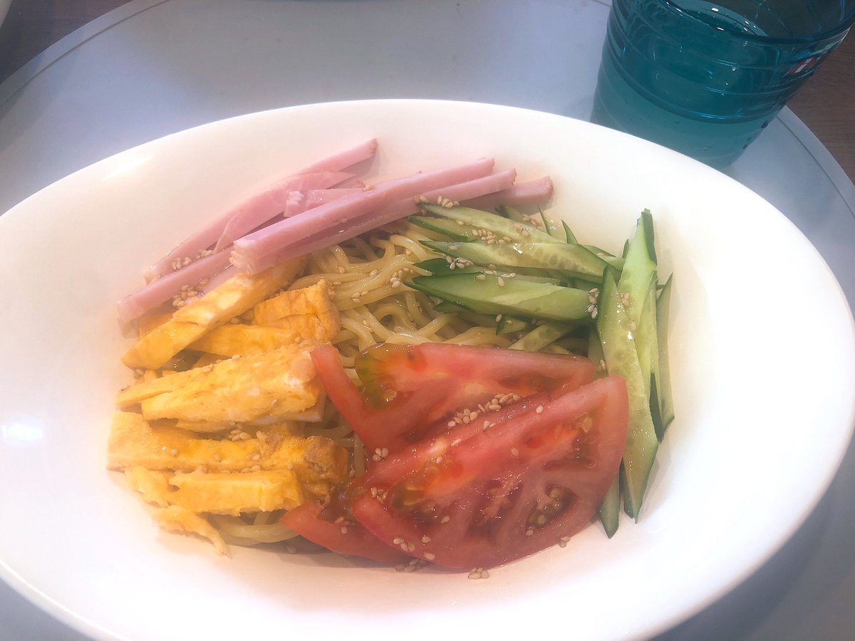 starkita1's tweet photo. 6w4d 悪阻で冷たい食べ物しか受け付けなくなった...冷やし中華食べたくて食べたくて探したんだけどもう冬だからどこにも売ってなくて落ち込んでたら旦那が作ってくれた😭沁みたーー！コンビニに一年中冷やし中華売っててほしい🙏 https://t.co/JygDbKkgqe