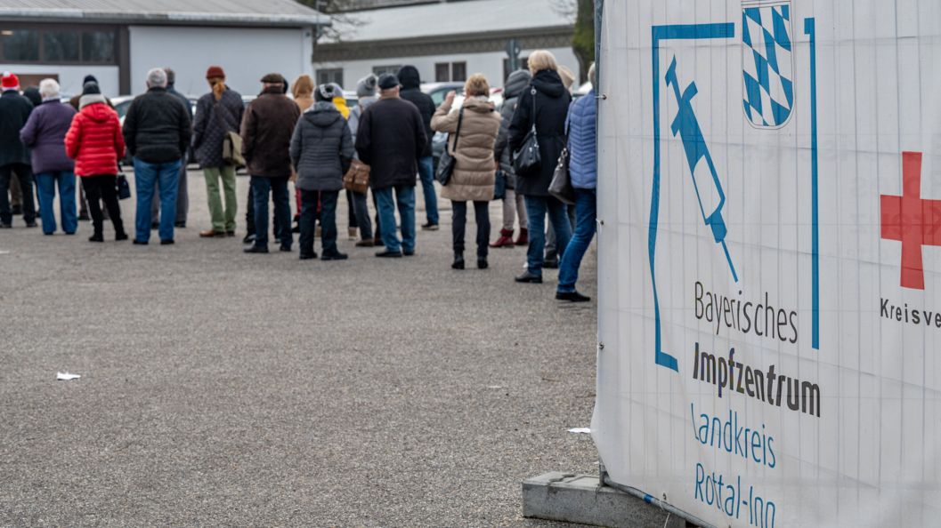 BR24's tweet photo. Wer am 15. Dezember einen Termin über das #Impfportal von #Bayern #BayIMCO gebucht hat, sollte lieber nochmal nachschauen, denn es gibt #Datenprobleme. Mehr dazu in unserem Ticker zur #Corona-Krise: https://t.co/R6cVIv5NW9 https://t.co/y03Sklw110