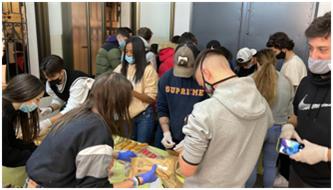 Joves de les escoles FEDAC surten pels carrers de Barcelona amb la finalitat de conèixer els sense sostre i proporcionar-los aliments anunciata.cat/2021/12/21/jov…