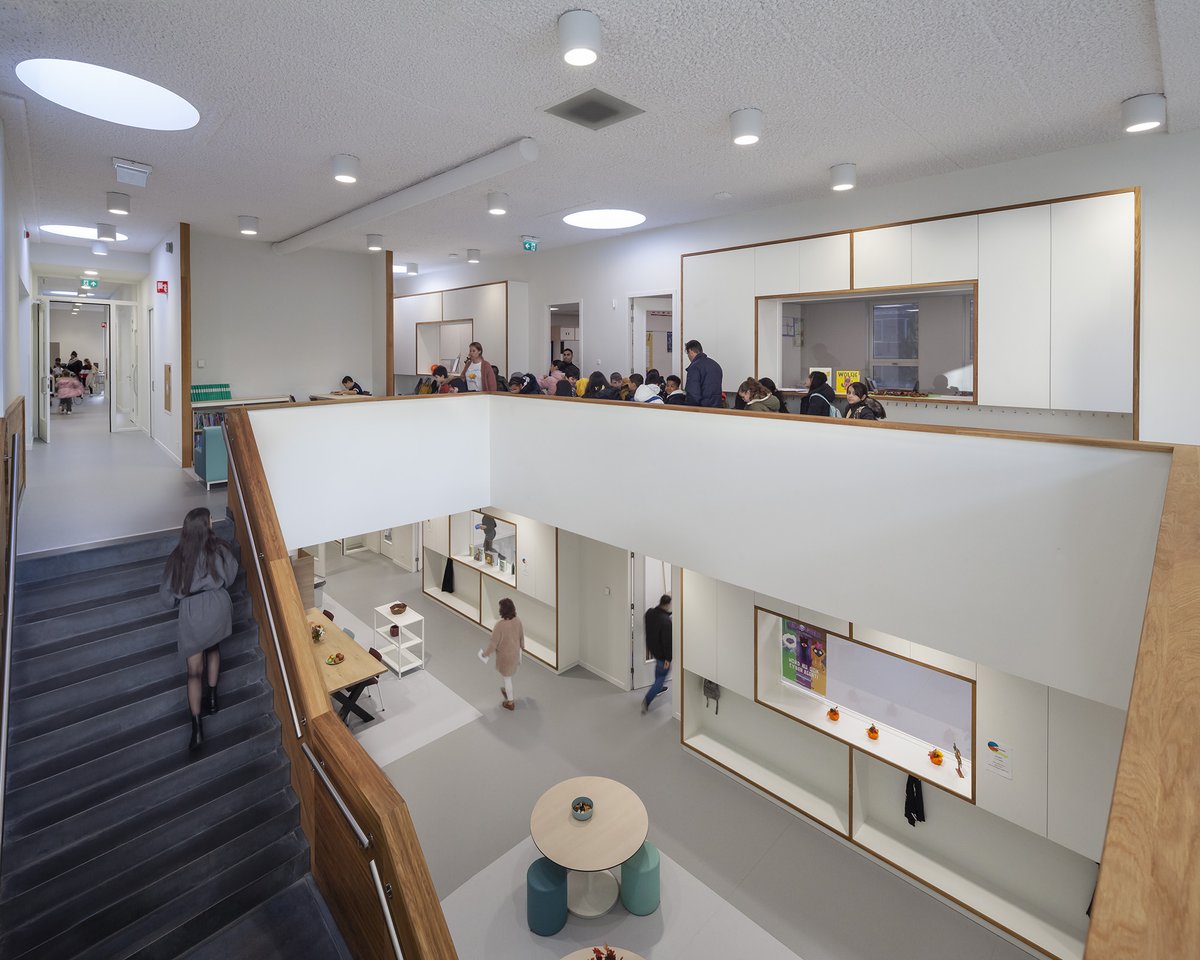 dezwartehond's tweet photo. Basisschool De Sleutel in de Rotterdamse wijk Bloemhof is in 2021 opgeleverd en in gebruik genomen. De school is uitegvoerd in baksteen en sluit in zijn architectuur aan bij de jaren 30-buurt: https://t.co/0OHNXRmcX7
#architectuur #stedenbouw #dezwartehond #inpassing #woonstad https://t.co/xTUsv7S4B6