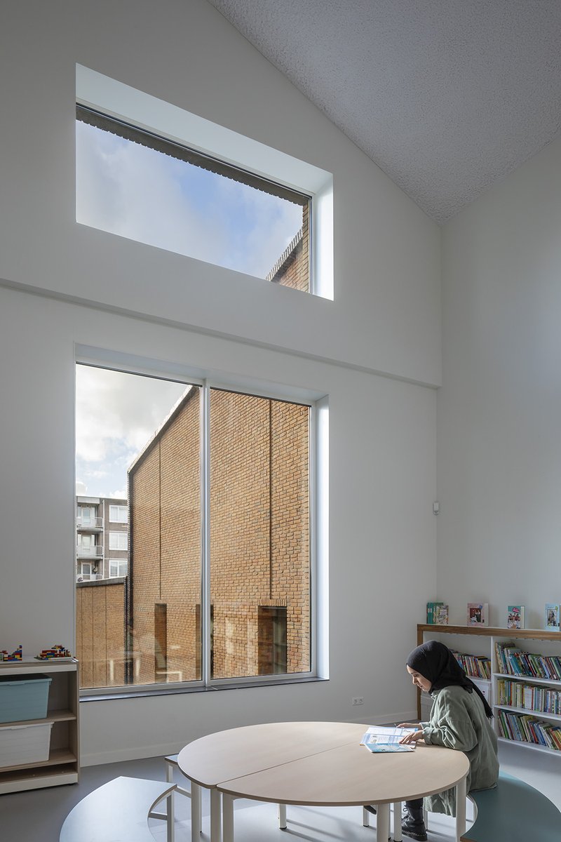 dezwartehond's tweet photo. Basisschool De Sleutel in de Rotterdamse wijk Bloemhof is in 2021 opgeleverd en in gebruik genomen. De school is uitegvoerd in baksteen en sluit in zijn architectuur aan bij de jaren 30-buurt: https://t.co/0OHNXRmcX7
#architectuur #stedenbouw #dezwartehond #inpassing #woonstad https://t.co/xTUsv7S4B6