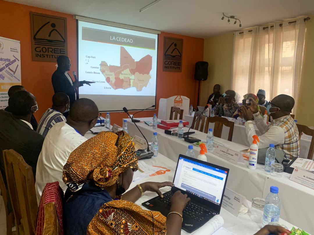 Atelier régional @GoreeInstitute @MISAHELOFFICIEL Monsieur Latyr Tine fait un exposé sur l'état des lieux de la prévention, la gestion et la résolution des crises en Afrique de l'ouest et au Sahel #kebetu #Aga #Apsa