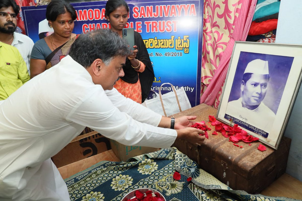 JanaSenaParty's tweet photo. శ్రీ దామోదరం సంజీవయ్య గారి ఇంటిని రూ. కోటితో స్మారకంగా తీర్చిదిద్దుతామని జనసేన అధ్యక్షులు శ్రీ పవన్ కళ్యాణ్ గారు ప్రకటించారు. ఈ క్రమంలో శ్రీ మనోహర్ గారు ఆ ప్రాంతాన్ని సందర్శించారు. https://t.co/4I1tqETajn