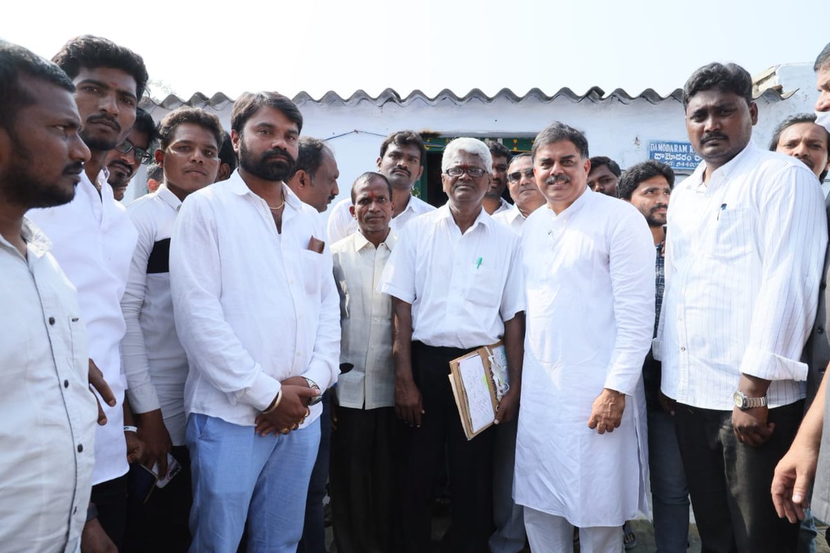 JanaSenaParty's tweet photo. శ్రీ దామోదరం సంజీవయ్య గారి ఇంటిని రూ. కోటితో స్మారకంగా తీర్చిదిద్దుతామని జనసేన అధ్యక్షులు శ్రీ పవన్ కళ్యాణ్ గారు ప్రకటించారు. ఈ క్రమంలో శ్రీ మనోహర్ గారు ఆ ప్రాంతాన్ని సందర్శించారు. https://t.co/4I1tqETajn
