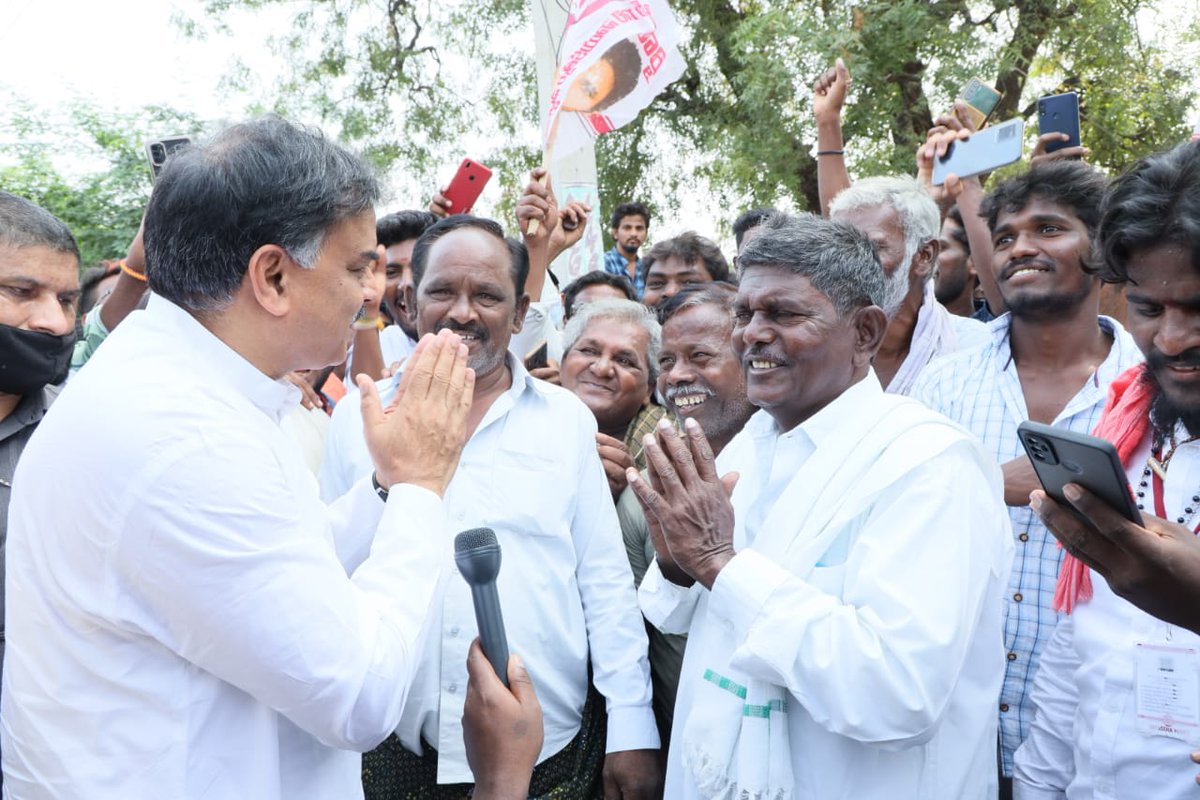 JanaSenaParty's tweet photo. శ్రీ దామోదరం సంజీవయ్య గారి ఇంటిని రూ. కోటితో స్మారకంగా తీర్చిదిద్దుతామని జనసేన అధ్యక్షులు శ్రీ పవన్ కళ్యాణ్ గారు ప్రకటించారు. ఈ క్రమంలో శ్రీ మనోహర్ గారు ఆ ప్రాంతాన్ని సందర్శించారు. https://t.co/4I1tqETajn