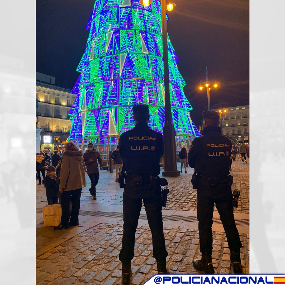 policia's tweet photo. Os deseamos una feliz #Nochebuena a todos y en especial a todos aquellos que no la pasarán junto a su familia y seres queridos... ¡Muchas gracias por vuestro trabajo! https://t.co/iHtwUdil8h