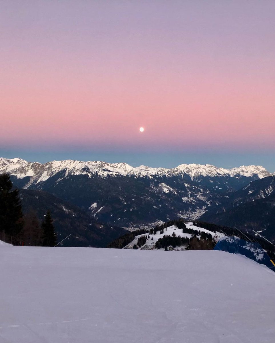 VisitFVG's tweet photo. Con gli inconfondibili colori 🎨 dei tramonti del #FriuliVeneziaGiulia vi auguriamo una #Buonaserata dal #MonteZoncolan 🏔️

📷 davidemartinis VIA IG

#FVGlive https://t.co/0HNfB0Xfei