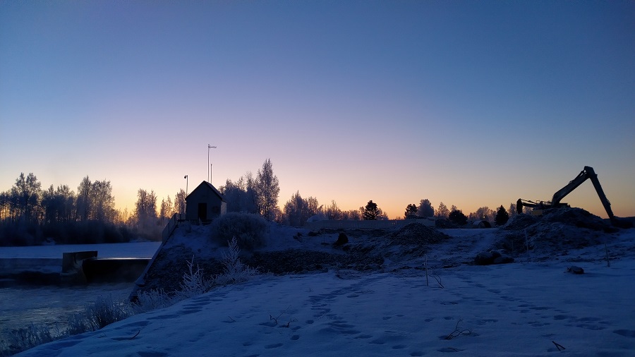 tulvatpohjanmaa's tweet photo. #Lapuanjoki Poutun padon kalatietyömaa valmistautuu joulun viettoon. Lapualla #pakkanen paukkuu -20 asteen tienoilla. #kalatie #ELYkeskus #lapua #talvipäivänseisaus #joulu
/ Vintersolståndet och minus 20 grader vid Pouttu i Lappo å. Arbetet med fiskvägen stillar sig inför #jul. https://t.co/kVBomrV8bp