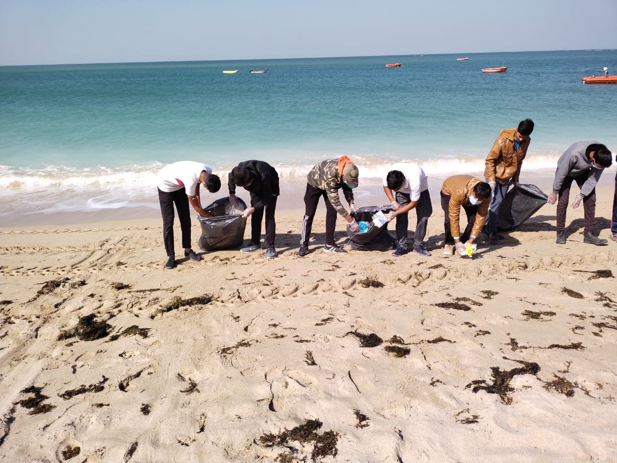 NCC_Dte_Gujarat's tweet photo. #PuneetSagar
#NCCGujarat  
Cdts of 27 Guj Bn NCC alongwith local volunteers cleaned Shivrajpur Beach &amp; collected 17 kg of #plasticwaste. Cadets propagated the message of“Clean Beaches” during the drive.
@HQ_DG_NCC
@DefencePRO_Guj
@Bhupendrapbjp
@jitu_vaghani
@drajaykumar_ias https://t.co/cFvrcSBakH
