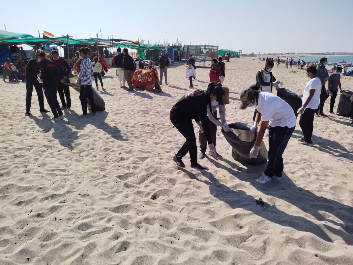 NCC_Dte_Gujarat's tweet photo. #PuneetSagar
#NCCGujarat  
Cdts of 27 Guj Bn NCC alongwith local volunteers cleaned Shivrajpur Beach &amp; collected 17 kg of #plasticwaste. Cadets propagated the message of“Clean Beaches” during the drive.
@HQ_DG_NCC
@DefencePRO_Guj
@Bhupendrapbjp
@jitu_vaghani
@drajaykumar_ias https://t.co/cFvrcSBakH