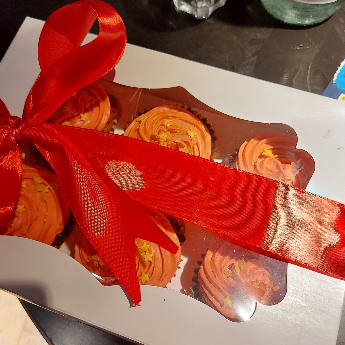 bakesbev1's tweet photo. Just some of my Christmas 2021 Bakes, Gluten free Chocolate ganache festive yule log &amp; no less than 6 Traditional Christmas cakes &amp; lovely gingerbread cupcakes for @Stereoblonde &amp; Steve Norman. #deliciousnessinverybite
#madewithlove
#ilovechristmascake https://t.co/MNbfVMaLxd