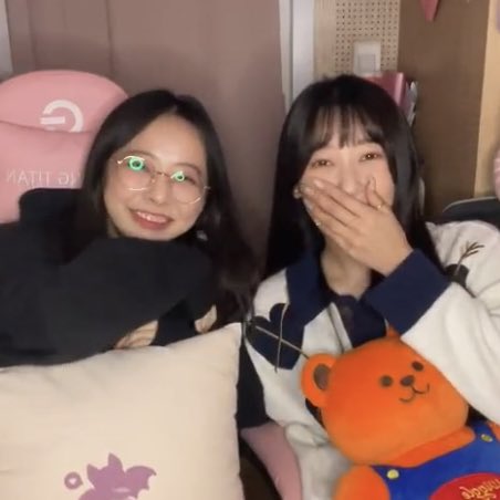 iPatChoerry's tweet photo. choevi live!!!! https://t.co/xaB8KQ68YZ